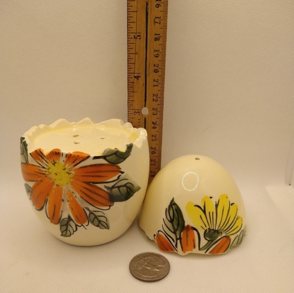 Daisy Egg Salt and Pepper Shakers by Lego - VINTAGE - Picture 10 of 11